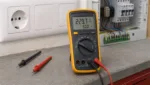 Multimeter Spannung messen: Wechsel- und Gleichspannung sicher messen